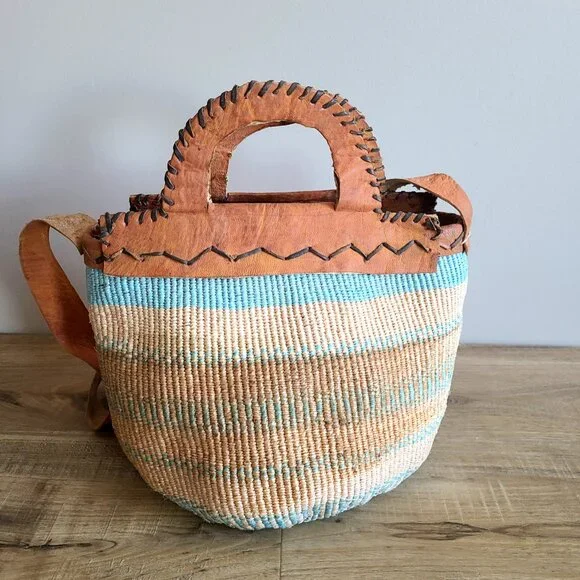 African woven sisal shoulder bag with leather strap and handles. - Picture 5 of 8